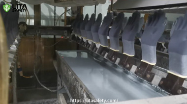 Safety-Gloves-Production3.jpg